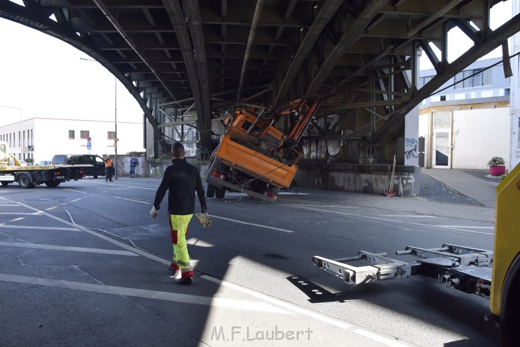 LKW blieb unter Bruecke haengen Koeln Deutz Deutz Muelheimerstr P022.JPG - Miklos Laubert